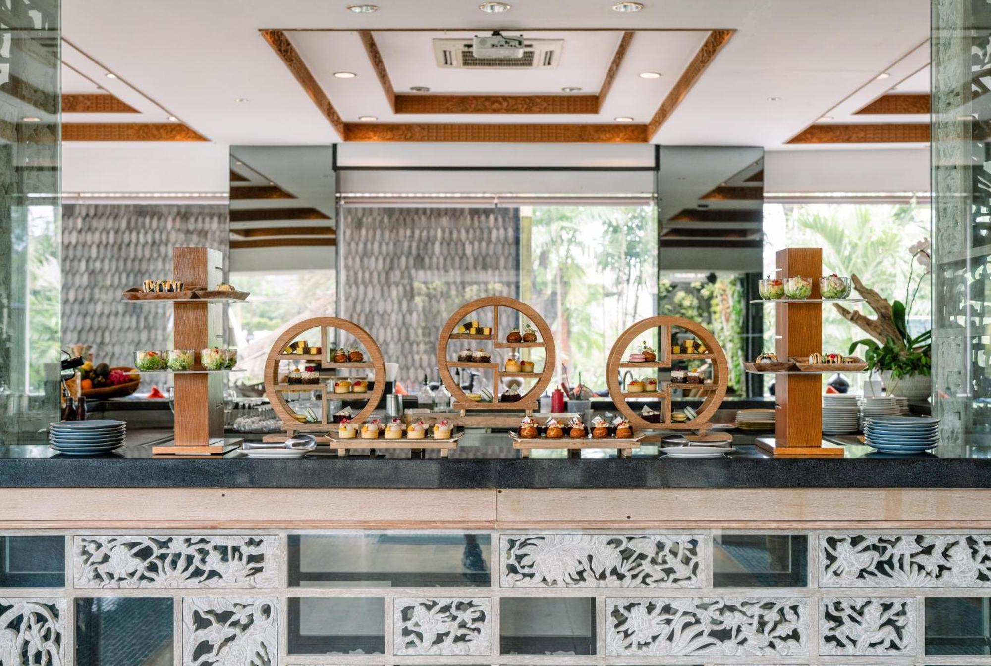 Bali Mandira Beach Resort & Spa Легиан Екстериор снимка The buffet at the lobby